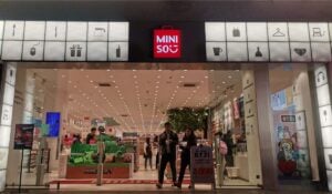 Home - Valora Analitik Tienda Miniso, mostrando su interior moderno y organizado con productos de estilo de vida, tecnología y regalos. Imagen: Javier Gómez, Valora Analitik
