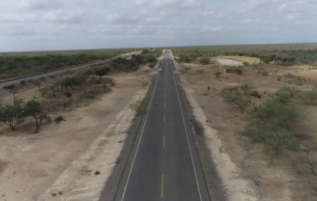 Estos son los proyectos viales que mejorarán la movilidad en La Guajira Intervención vial en el Alta Guajira