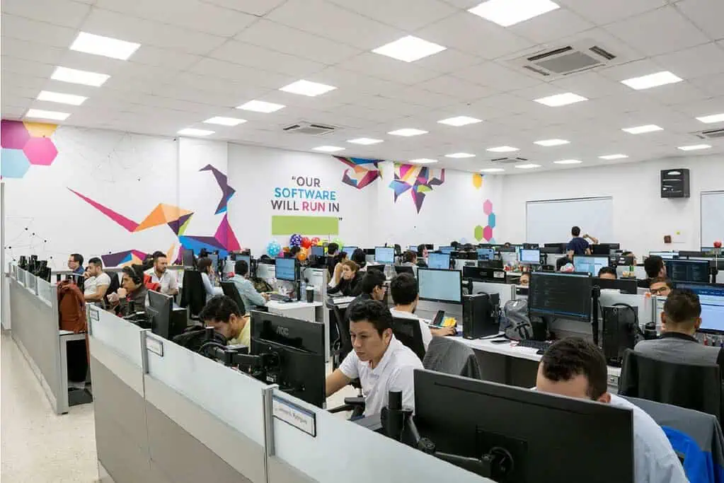 Empresa colombiana presenta estrategia para enfrentar la escasez de profesionales en la industria tecnológica Open Intelligence