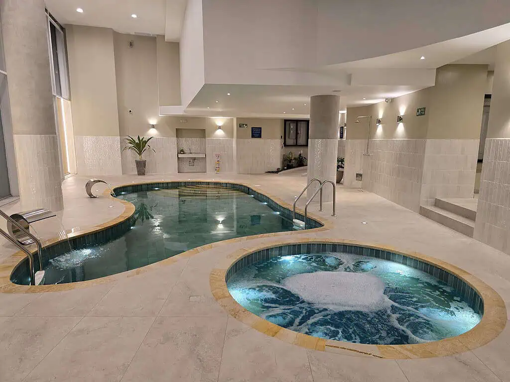 Entrevista | Tras millonaria renovación, el Hotel Tequendama le apuesta a turistas internacionales y corporativos Piscinas del Four Points by Sheraton Bogotá Tequendama. Foto: cortesía.