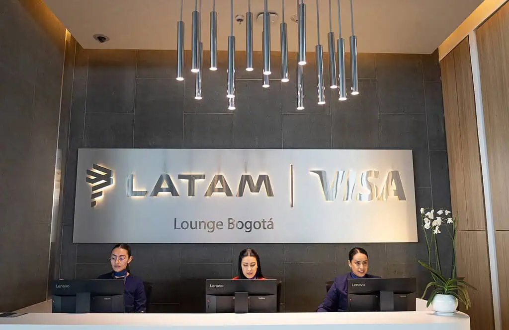 Con inversión de US$500.000, Latam renovó su Lounge del aeropuerto El Dorado: Así quedó Recepción del Lounge de Latam en Bogotá. Foto: cortesía Latam.