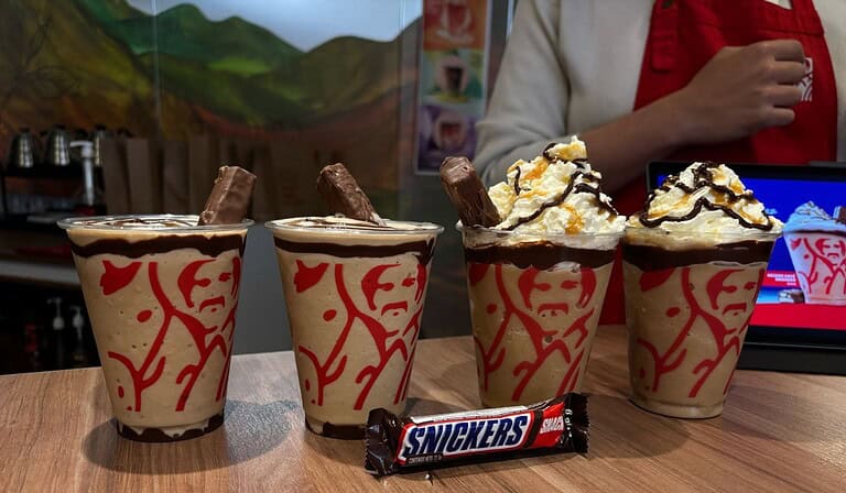 Café Juan Valdez y Snickers, la barra de chocolate, maní y caramelo se unieron para sacar al mercado dos nuevas bebidas frías.