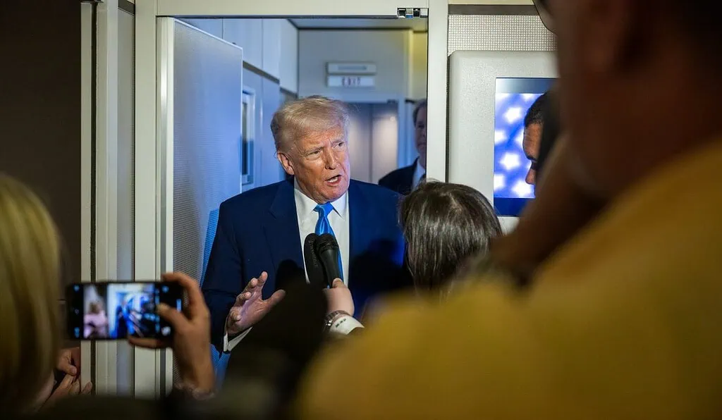 Trump dice a Walmart que se “trague los aranceles” tras alerta del minorista por aumento de precios Donald Trump