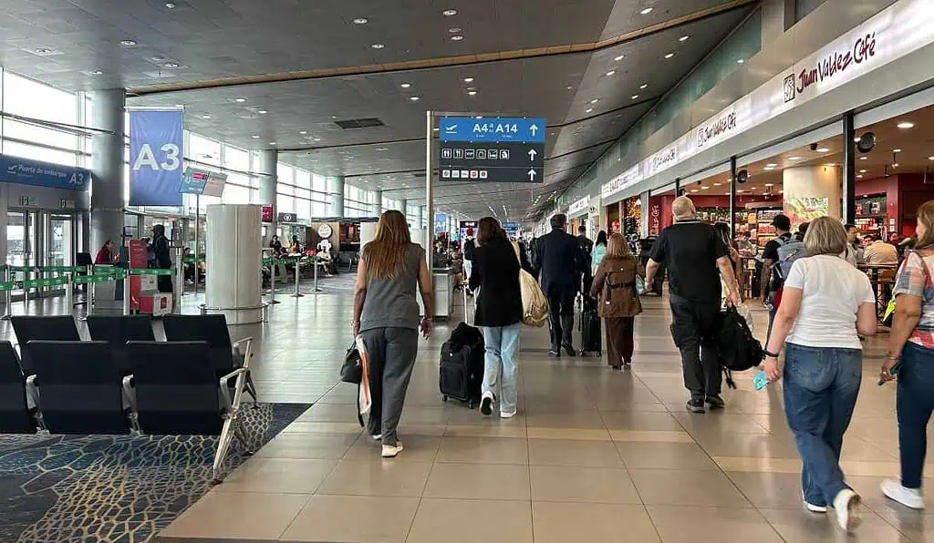 Más de 300 millones de turistas realizaron viajes internacionales en primer trimestre: ONU Turismo Colombianos viajando al exterior
