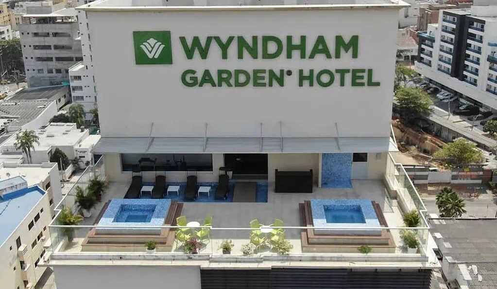 Wyndham Garden Barranquilla proyecta crecer 15 % en 2025 impulsado por turismo corporativo y eventos terraza Wyndham Garden Barranquilla