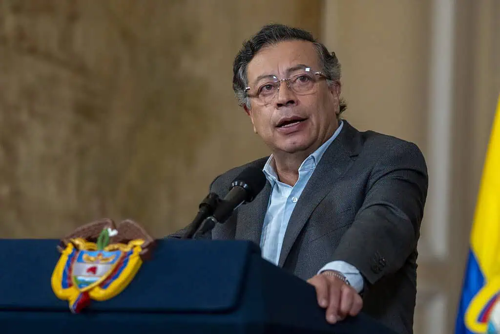 Petro se desmarca de su reforma laboral tras cambios en el Senado; la califica de “contrarreforma” Presencia de líderes criminales en acto público de Petro en Medellín genera rechazo institucional