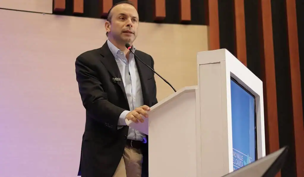 Alcalde de Cali revela importante avance para Tren de Cercanías del Valle en foro de Valora Analitik Alejandro Eder, alcalde de Cali