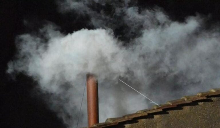 Así hacen el humo blanco que anuncia la llegada del papa
