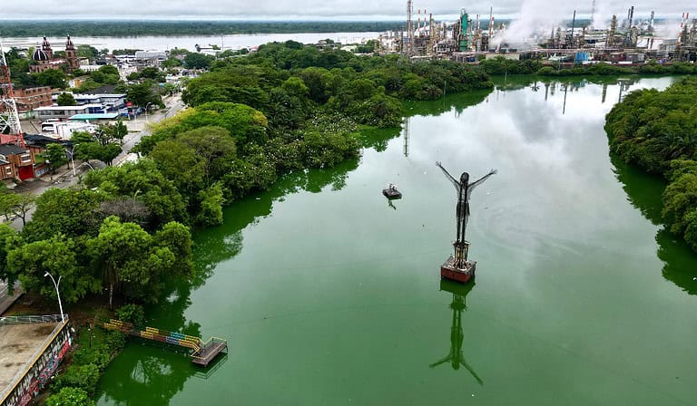 Canal abierto en concreto en Barrancabermeja