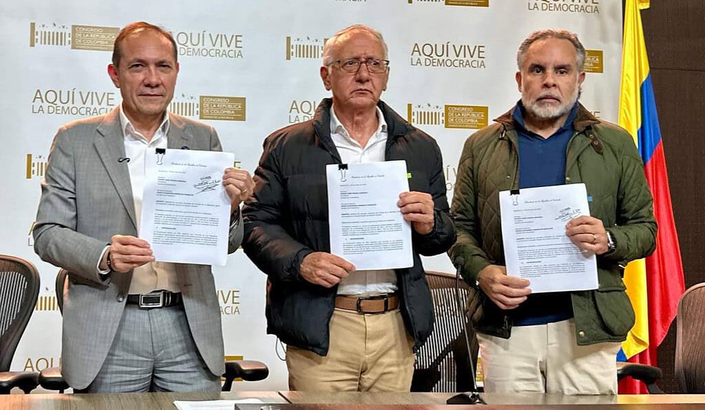 Los ministros del Trabajo, Antonio Sanguino; del interior, Armando Benedetti; y de Salud, Guillermo Alfonso Jaramillo, radicaron ante la Secretaría del Congreso de la República la convocatoria a una nueva consulta popular