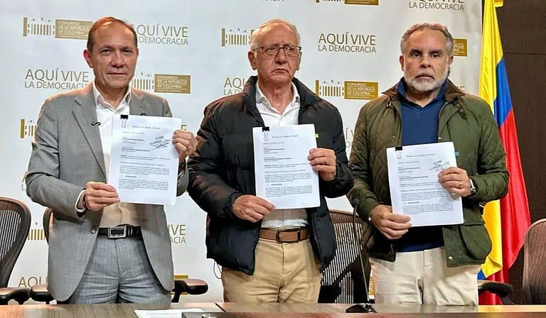 Los ministros del Trabajo, Antonio Sanguino; del interior, Armando Benedetti; y de Salud, Guillermo Alfonso Jaramillo, radicaron ante la Secretaría del Congreso de la República la convocatoria a una nueva consulta popular de Petro