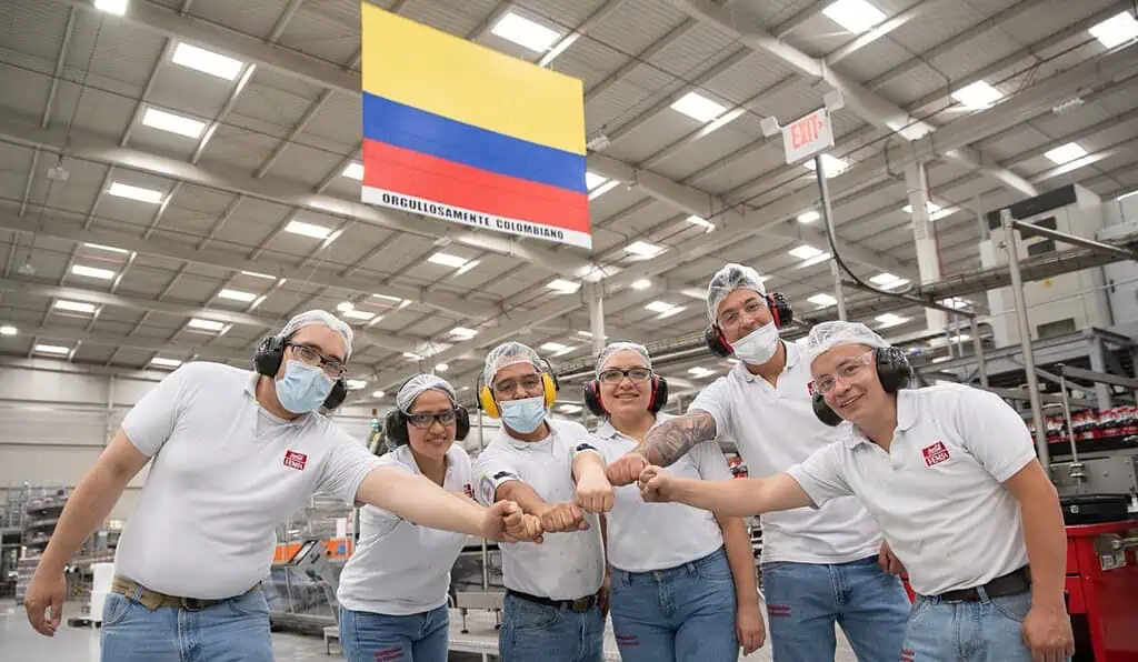 Sistema Coca Cola fortalece la cadena de valor: inversión de $1,9 billones en adquisición de bienes y servicios Coca Cola