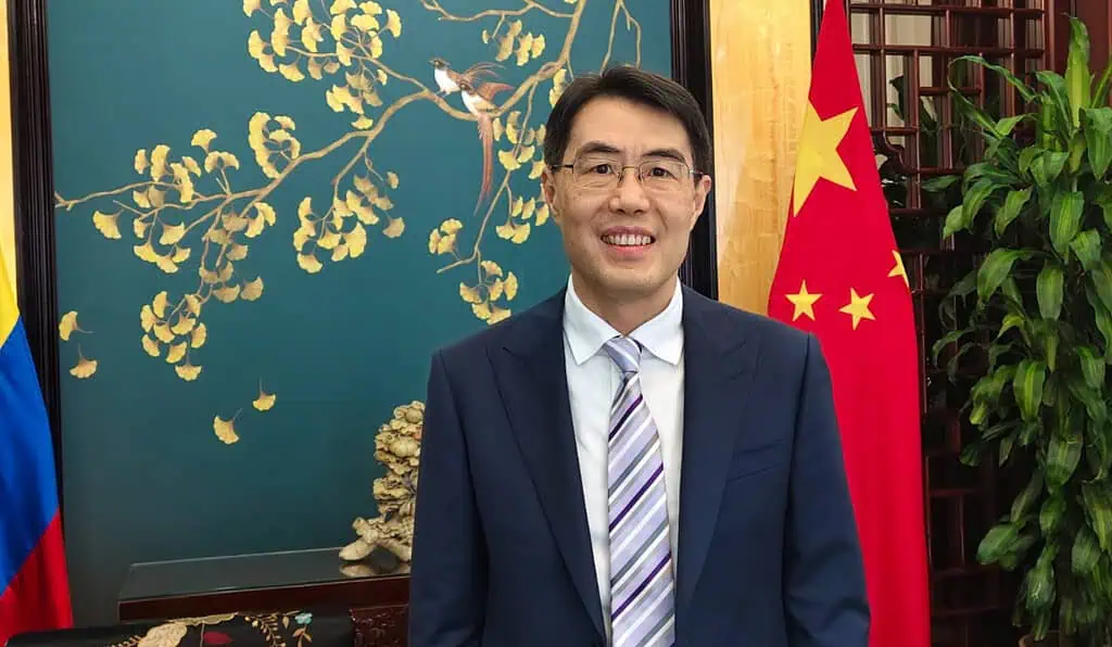 Ruta de la Seda abre nuevas fuentes de financiamiento para Colombia: BRICS, Asia y bonos chinos El embajador de China en Colombia, Zhu Jingyang