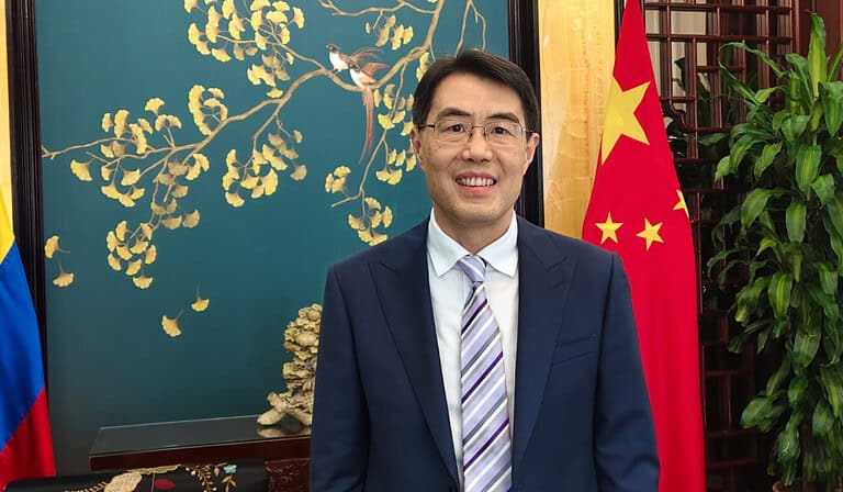 El embajador de China en Colombia, Zhu Jingyang