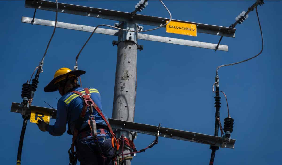 ¿Qué es la generación distribuida y por qué enfrenta retos regulatorios en Colombia por plazos de conexión?