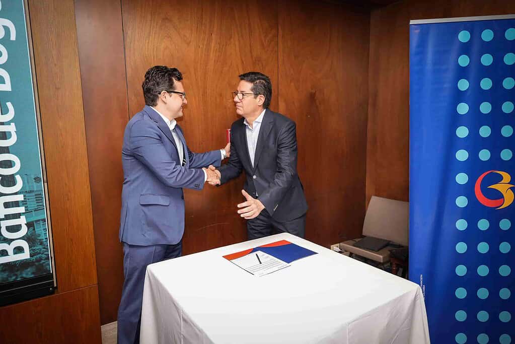 César Prado Villegas, presidente del Banco de Bogotá y José Andrés Duarte, presidente de Cotelco. Foto: Banco de Bogotá.