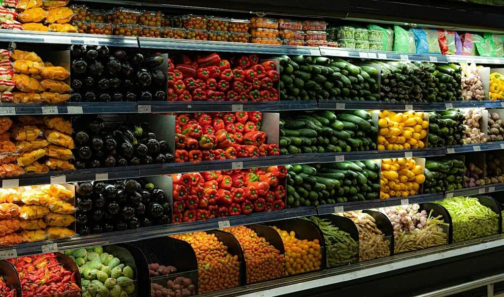 Estudio reveló qué tan saludable se alimentan las familias colombianas La mayoría de las personas entre estratos 1 y 4 compra en D1 y Ara. Foto: tomada de Freepik.
