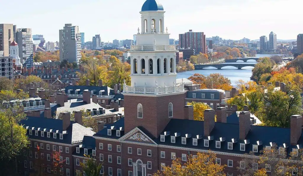 Juez federal suspende prohibición del Gobierno Trump contra Harvard: podrá matricular estudiantes extranjeros Harvard