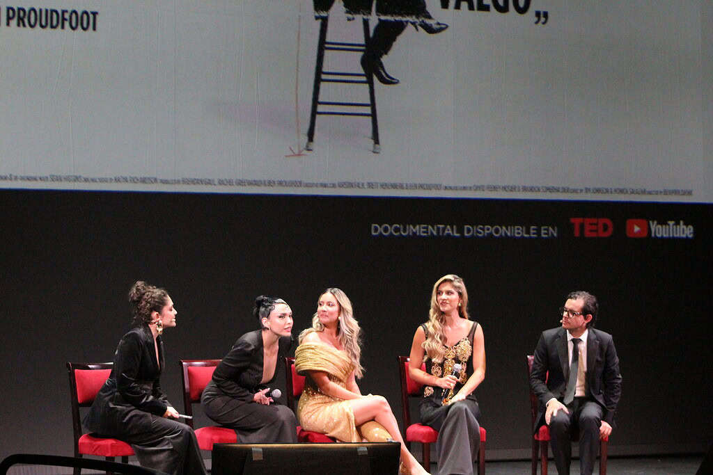 Embajadoras y ejecutivos de la marca durante en lanzamiento del docuemental. Foto: cortesía L'Oréal.