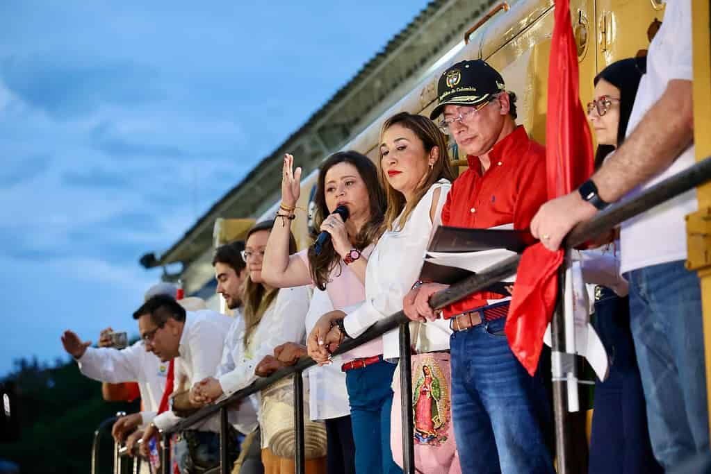El acto se hizo en La Dorada, Caldas, en presencia del presidente de la República, Gustavo Petro, y la ministra de Transporte, María Fernanda Rojas, la Agencia Nacional de Infraestructura (ANI) y el consorcio Línea Férrea Central.