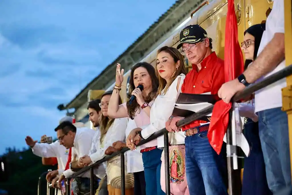 Gobierno Petro firmó contrato de concesión de la primera APP férrea de Colombia El acto se hizo en La Dorada, Caldas, en presencia del presidente de la República, Gustavo Petro, y la ministra de Transporte, María Fernanda Rojas, la Agencia Nacional de Infraestructura (ANI) y el consorcio Línea Férrea Central.