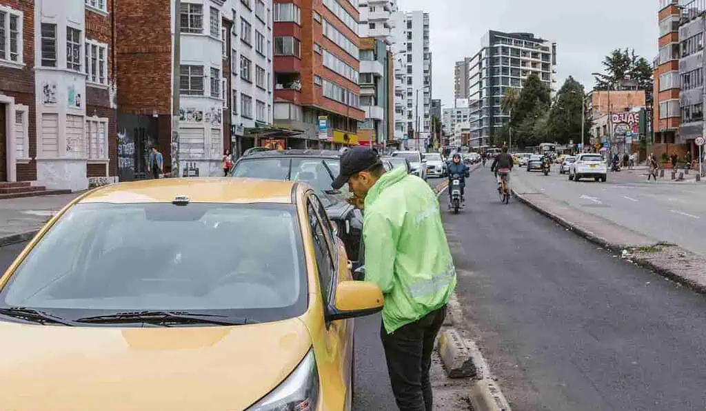 Alcaldía de Bogotá hizo oficial nueva multa de más de $600.000 para conductores por esta razón Más de $600.000 pagarán de multas quienes invadan carriles preferenciales en la carrera Séptima