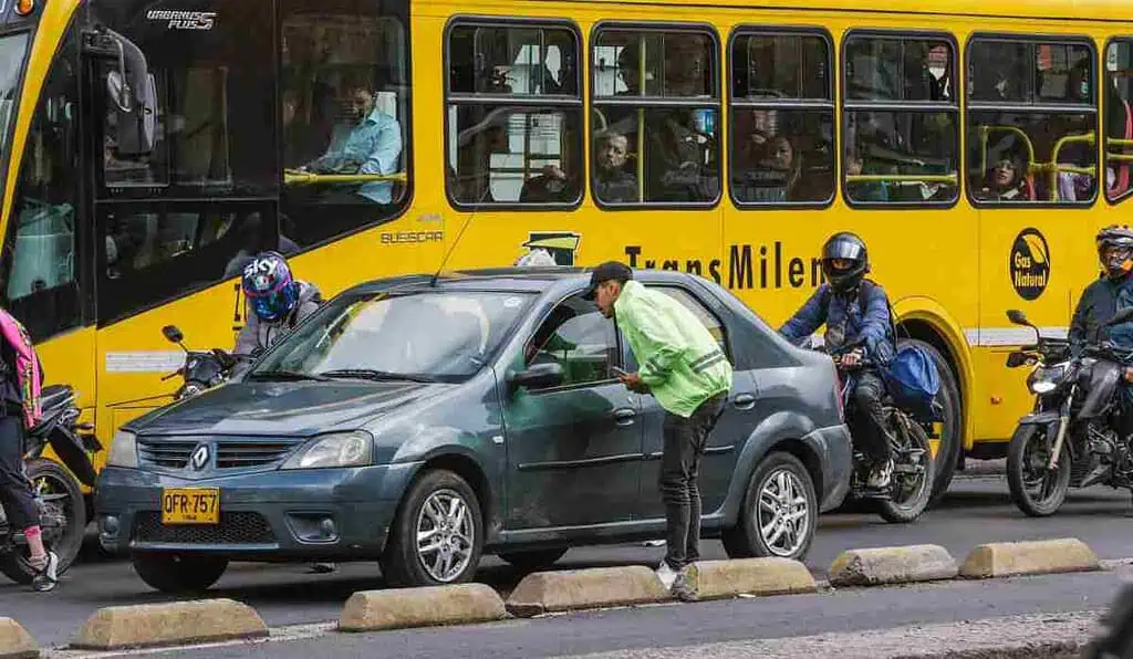 Alcaldía de Bogotá hizo oficial nueva multa de más de $600.000 para conductores por esta razón Multa para conductores que invadan carril preferencial en la carrera Séptima