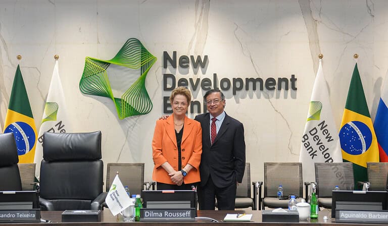 Petro Y Dilma Rousseff en el banco de los BRICS