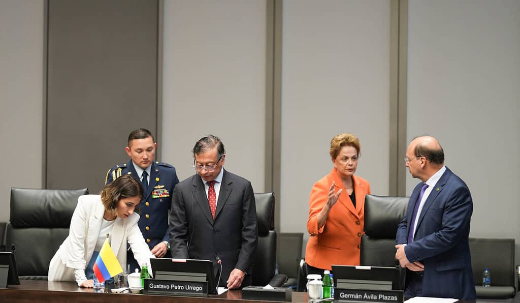Petro firma acuerdo para entrar al banco de los BRICS