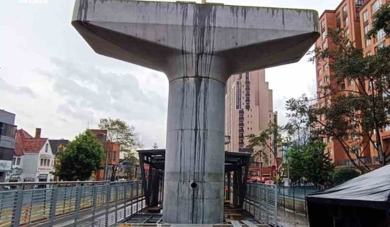 Pilotes del metro de Bogotá al interior de estación de Transmilenio.