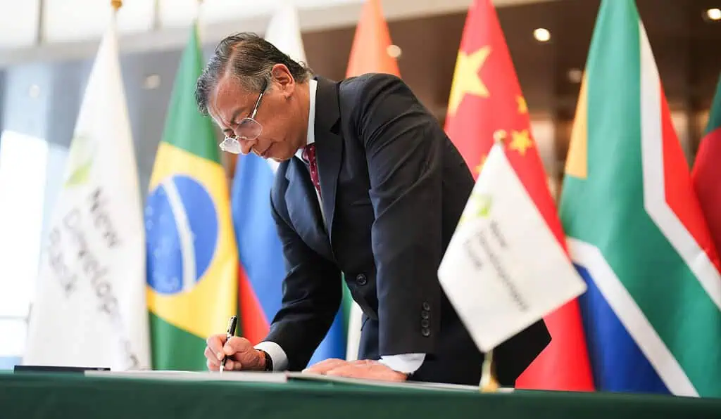 Trump advierte que impondrá nuevo arancel a países que estén alineados con los BRICS: ¿Colombia sería afectada? Presidente Gustavo Petro firma acuerdo para entrar al banco de los BRICS y tema Trump