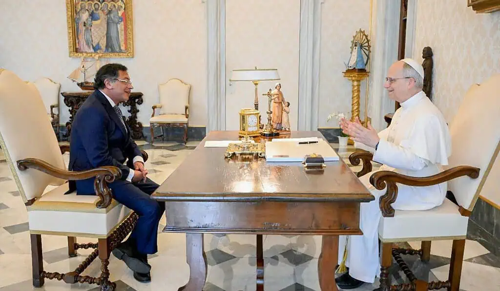 Petro propone que Vaticano sea sede de los diálogos de paz con el ELN Reunión entre el Papa León XIV y el presidente Gustavo Petro en el Vaticano