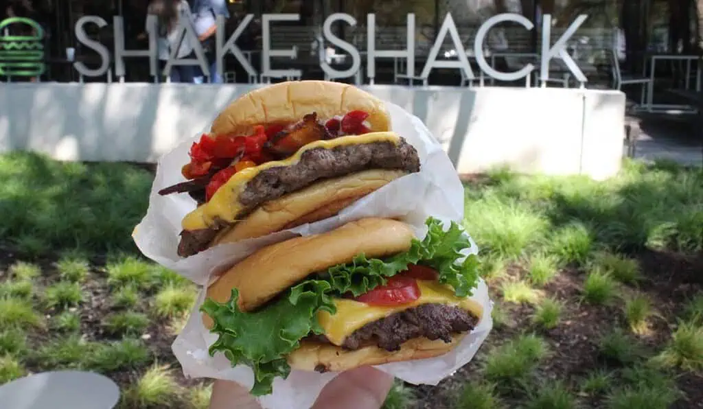 Acción de Shake Shack se dispara con plan para abrir 12 restaurantes en Panamá Shake Shack