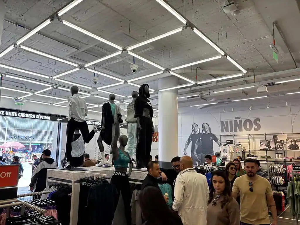Nike abrió su tienda más grande en Colombia y está en Bogotá: ¿Dónde se encuentra? Apertura de la cuarta tienda de Nike con concepto Unite, en Colombia. Foto: Valora Analitik.