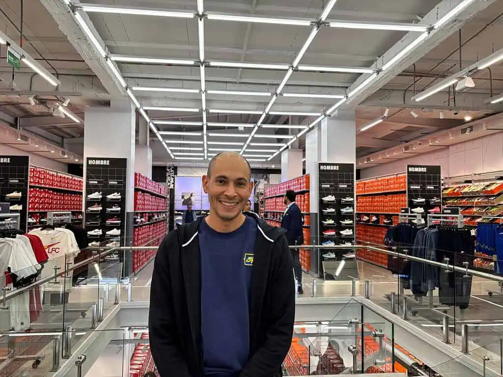 Nike abrió su tienda más grande en Colombia y está en Bogotá: ¿Dónde se encuentra? Miguel Bejarano, director de retail de Nike Colombia. Foto: Valora Analitik.