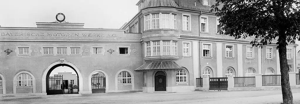 Así pasó BMW de fabricar motores de avión a carros de lujo Sede del Grupo BMW en los años 1922. Foto: tomada de la página oficial de Grupo BMW.
