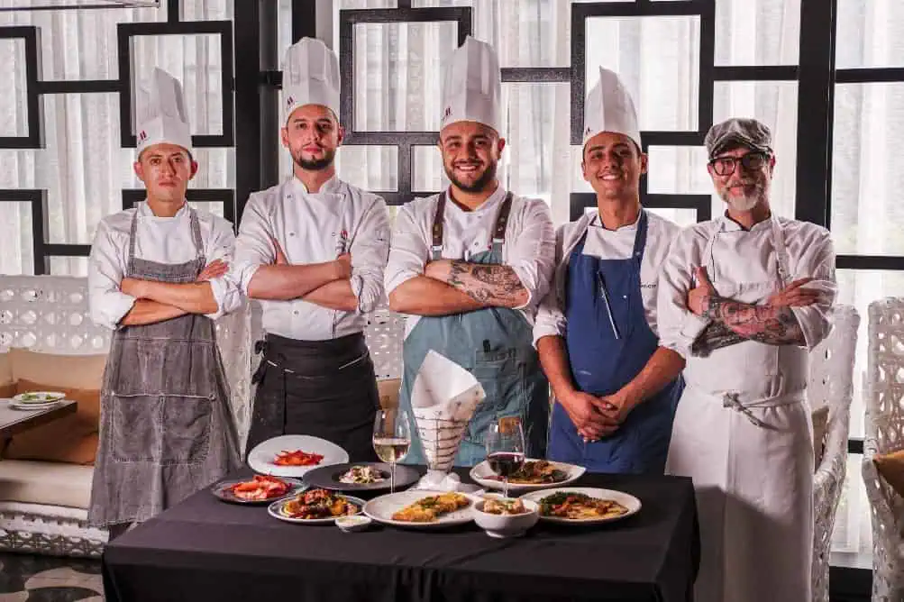 Pimiento, uno de los restaurantes del Marriot Bogotá, renovó su menú: Estos son los precios Los chefs que crearon la nueva carta. Foto: cortesía Marriot Bogotá.