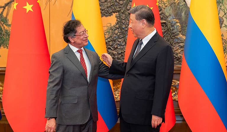 izq. Presidente de Colombia, Gustavo Petro y Xi Jinping, presidente de China
