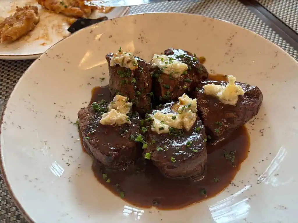 Pimiento, uno de los restaurantes del Marriot Bogotá, renovó su menú: Estos son los precios Lomo al queso azul. Foto: Valora Analitik.