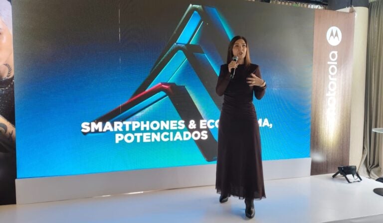 Motorola anunció el lanzamiento del primer teléfono plegable de la marca que llega a Colombia.