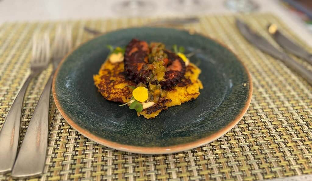 Entrada de arepa de choclo con pulpo; nuevo plato del restaurante Amaranta.