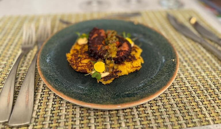 Entrada de arepa de choclo con pulpo; nuevo plato del restaurante Amaranta.