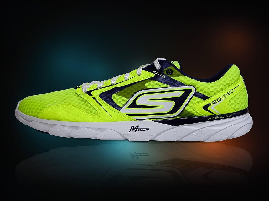 La marca deportiva Skechers tendrá nuevo dueño: Vienen anuncios clave Tenis Skechers. Imagen de Jason Goh en Pixabay