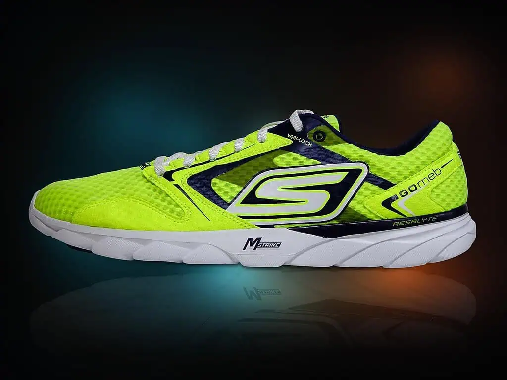 La marca deportiva Skechers tendrá nuevo dueño: Vienen anuncios clave Tenis Skechers. Imagen de Jason Goh en Pixabay