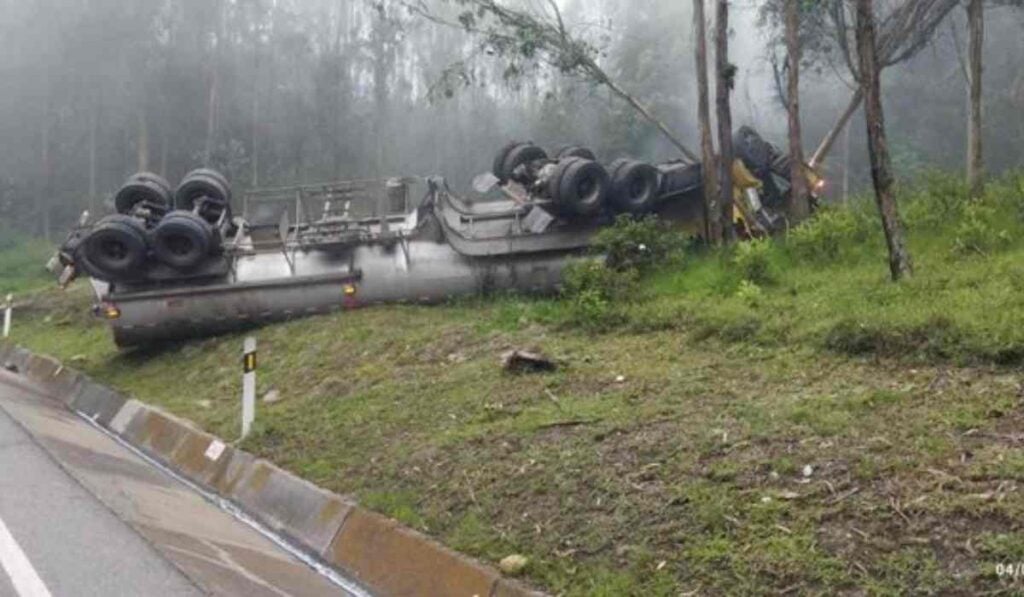 Accidente de carro tanque mantiene cerrada la vía al Llano