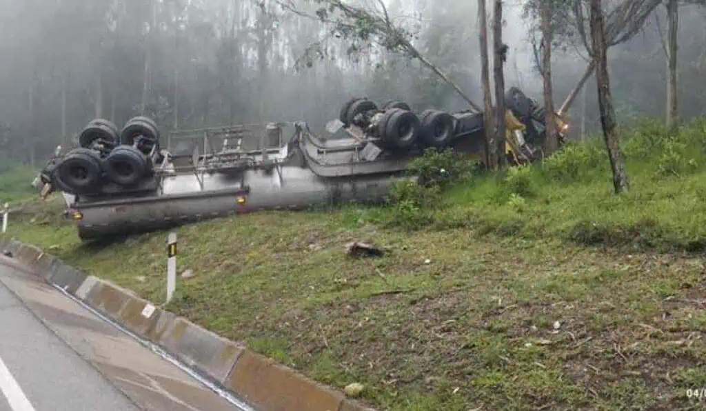 Volcamiento de carro tanque mantiene cerrada la vía al Llano: Riego de combustible activó plan de emergencia Accidente de carro tanque mantiene cerrada la vía al Llano