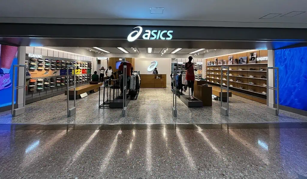Asics inauguró su quinta tienda en Colombia y busca abrir otras tres este año Asics