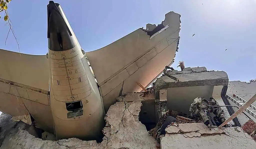 Accidente aéreo de Air India no habría dejado sobrevivientes: Sería una de las mayores catástrofes de la historia Avión de Air India estrellado en albergue de medicina