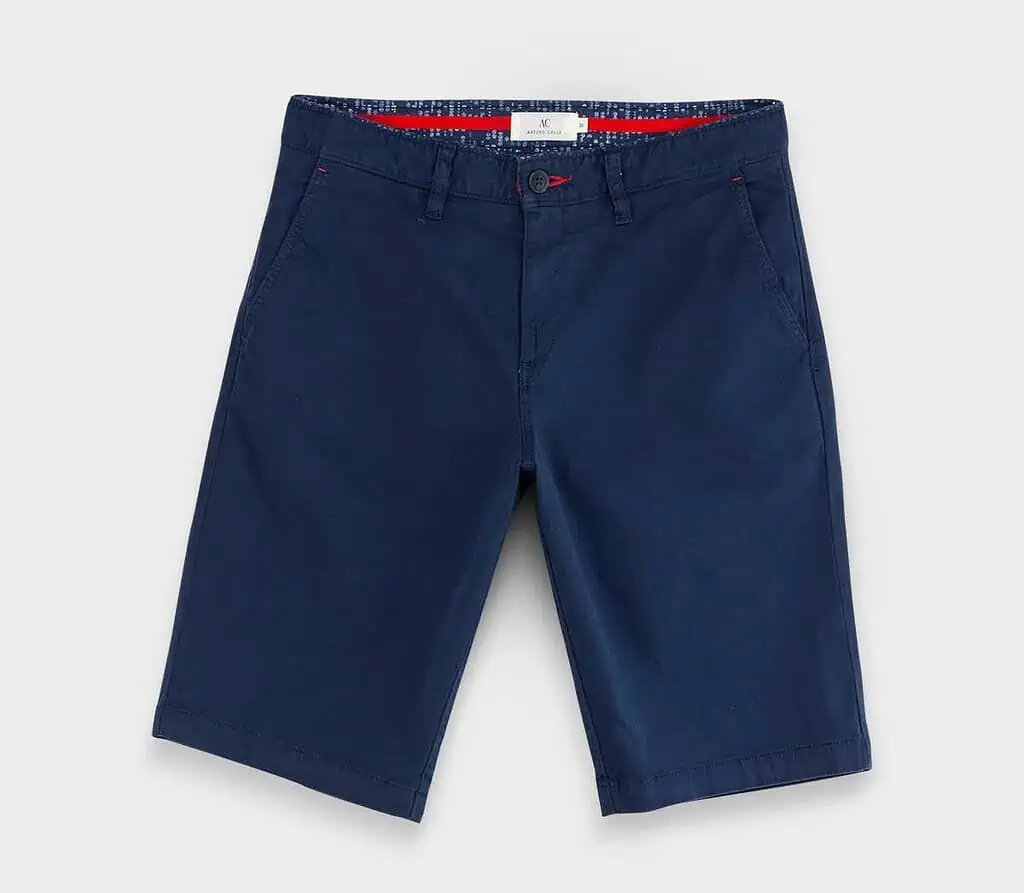 Moda en clave viajera: las marcas lanzaron colecciones pensadas para un verano con estilo Bermuda Arturo Calle. Foto: tomada de la página de Arturo Calle.