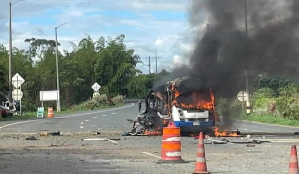 Bus explotó cerca a peaje de la vía Panamericana